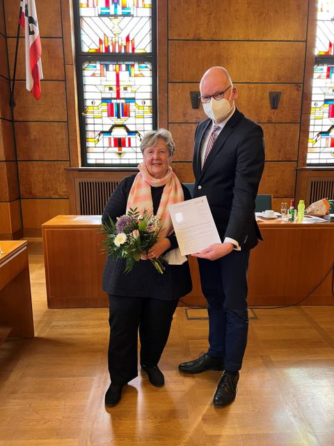 Mathilde Kannenberg bei der Berufung in die Seniorenvertretung durch Bezirksstadtrat Tim Richter (Bild: Amt für Soziales)