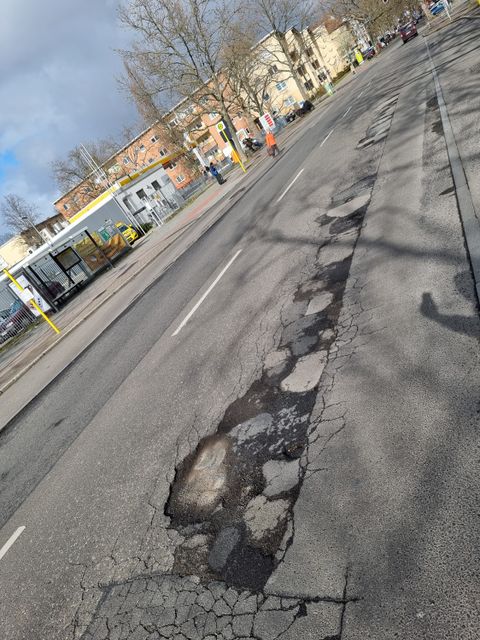 Eindrücke vor der Sanierung der Fahrbahn in der Bismarckstraße (Bild: Straßen- und Grünflächenamt, FB Tiefbau)