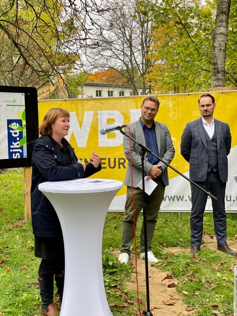 Bezirksstadträtin Böhm beim Spatenstich für den Neubau der Klinik für seelische Gesundheit im Kindes- und Jugendalter in Steglitz-Zehlendorf (Bild: Bezirksamt Steglitz-Zehlendorf)