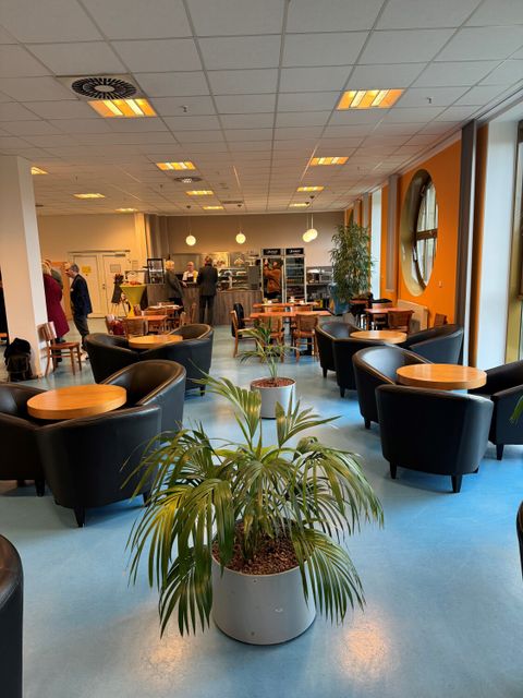 Ingeborg-Drewitz-Bibliothek: Blick von der Sitzecke zum Café