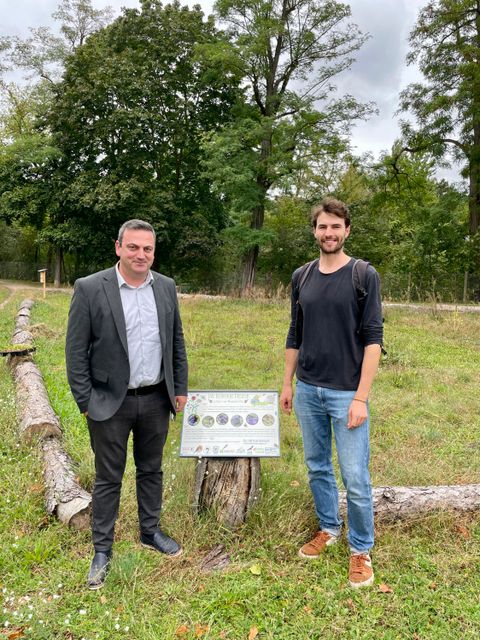 Bezirksstadtrat Urban Aykal und Leon Salisch, Initiator "Blühendes Dreieck" (Bild: Bezirksamt Steglitz-Zehlendorf)