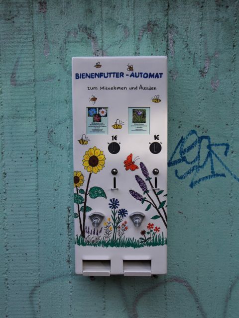 Der erste öffentliche Bienenfutterautomat in Steglitz-Zehlendorf (Bild: Bezirksamt Steglitz-Zehlendorf)