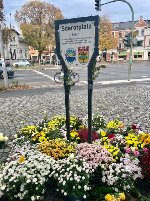 Gedenkveranstaltung Sderotplatz am 07.10.2024 (Bild: Bezirksamt Steglitz-Zehlendorf)