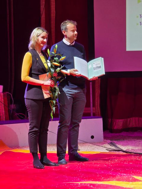 Bezirksstadträtin für Bildung, Kultur und Sport, Malgorzata Sijbrandij, und Bezirksstadtrat für Stadtentwicklung, Patrick Steinhoff, würdigen das Engagement der Ehrenamtlichen sowie die Leistungen der Sportlerinnen und Sportler