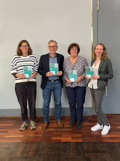 Klimawoche 2025 / v.l.n.r.: Judith Hübner (Koordinierungsstelle NUN Steglitz Zehlendorf), Michael Rauscher (stellv. Leiter der VHS), Maren Schellenberg (Bezirksbürgermeisterin), Sina Haas (Klimaschutzbeauftragte) bei der Eröffnungsveranstaltung der Klimawoche im Rathaus Zehlendorf