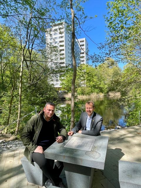 Aufwertung des Stangenpfuhls, v.l.n.r. Bezirksstadtrat für Ordnung, Umwelt- und Naturschutz, Straßen und Grünflächen Urban Aykal, Bezirksstadtrat für Stadtentwicklung Patrick Steinhoff