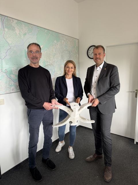 V.l.n.r.: Dr. Jörg Rüter (Untere Denkmalschutzbehörde, BA SZ), Julia Stein (Charité), Patrick Steinhoff (Bezirksstadtrat für Stadtentwicklung im BA SZ) (Bild: Bezirksamt Steglitz-Zehlendorf)