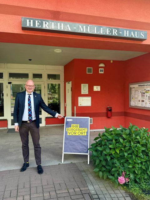 Bezirksstadtrat Tim Richter beim mobilen Bürgeramt im Hertha-Müller-Haus
