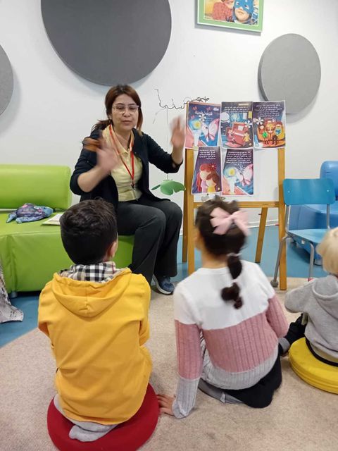 Fatma in der Bibliothek