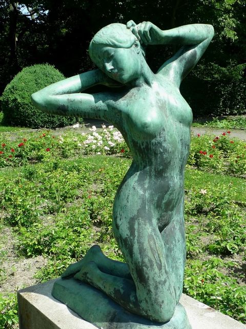Erwachendes Mädchen von Josef Limburg, Bronze, aufgestellt 1959 (Bild: Fachbereich Grünflächen)