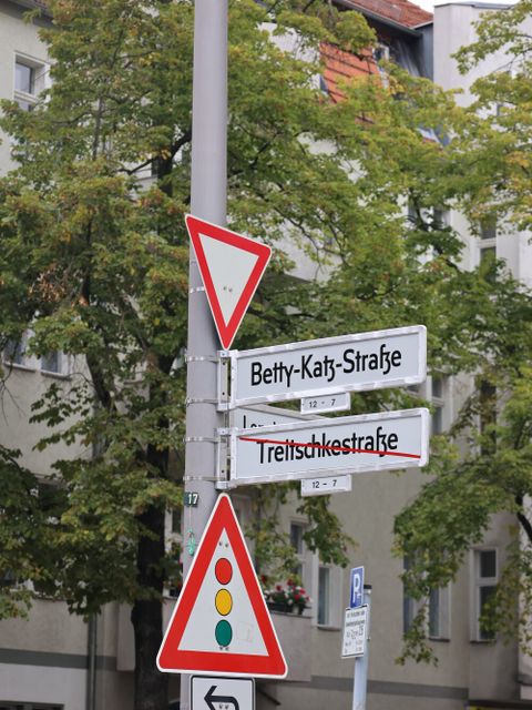Noch sechs Monate Doppelbeschilderung: Treitschkestraße wird zur Betty-Katz-Straße