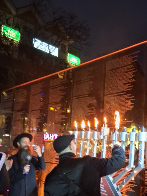 21. Dezember 2025: Licht an der Chanukkia wird entzündet