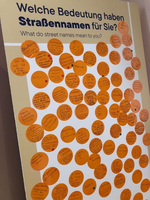 Ausstellungsbesucher haben Gelegenheit, ihre Meinung auf einer Pinnwand kundzutun
