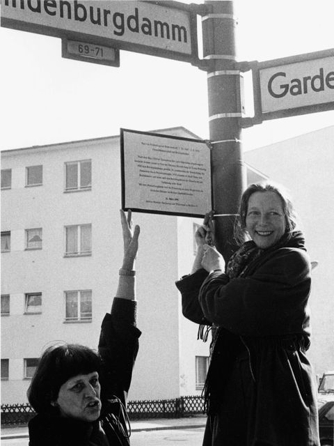 Anbringung von Kontextualisierungsschildern am Hindenburgdamm durch das Aktive Museum Faschismus und Widerstand in Berlin e. V. im März 1996