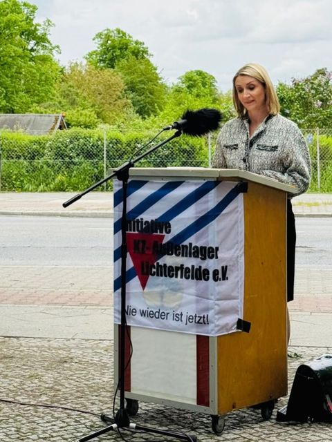 8. Mai 2026: Nie wieder ist jetzt! Ansprache der Bezirksstadträtin Sijbrandij vor der Säule der Gefangenen
