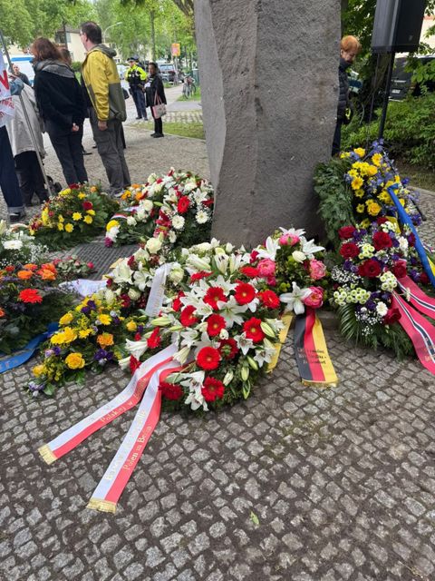 8. Mai 2026: Kranzniederlegung an der Säule der Gefangenen