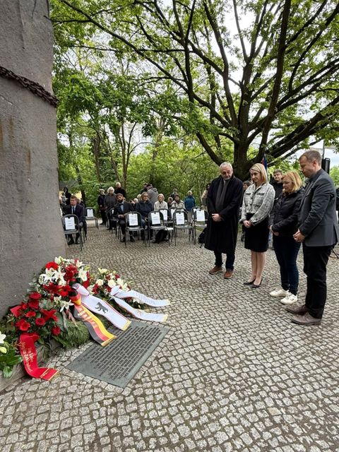 8. Mai 2026: Bezirkspolitik bei der Kranzniederlegung an der Säule der Gefangenen - v.l.n.r.: BVV-Vorsteher Rögner-Francke, Bezirkstadträtinnen Sijbrandij und Böhm, Bezirksstadtrat Steinhoff