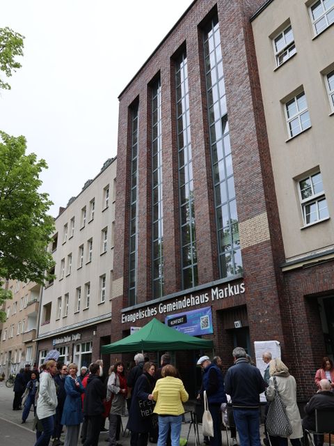 7. Mai 2026: Enthüllungsgemeinde vor dem Gemeindehaus der evangelischen Markuskirchengemeinde in Steglitz
