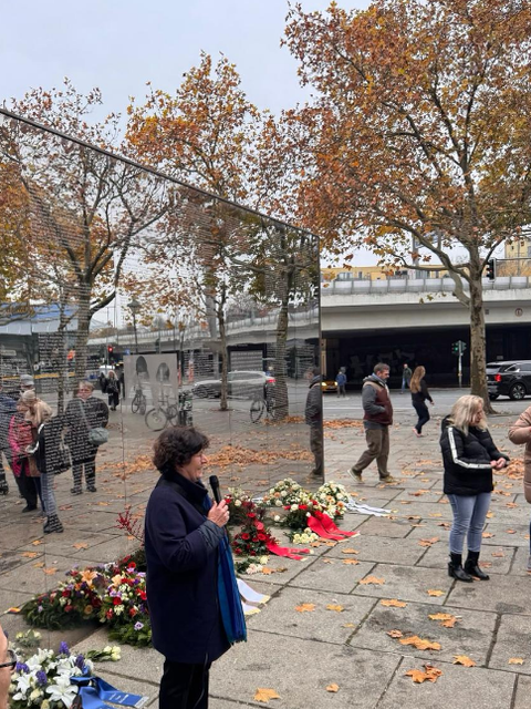 9. November 2025: Bezirksbürgermeisterin Schellenberg bei der Kranzniederlegung vor der Spiegelwand