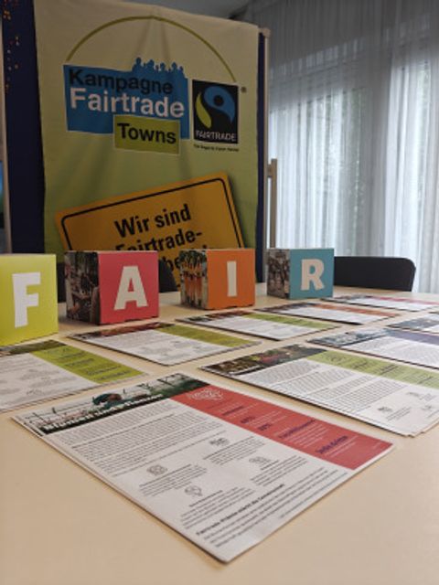 Infomaterialien für Fairtrade auf einem Tisch bei einer Sitzung der Steuerungsgruppe Steglitz-Zehlendorf