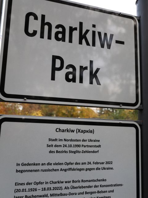 Nach der Enthüllung: Das Benennungsschild "Charkiw-Park"