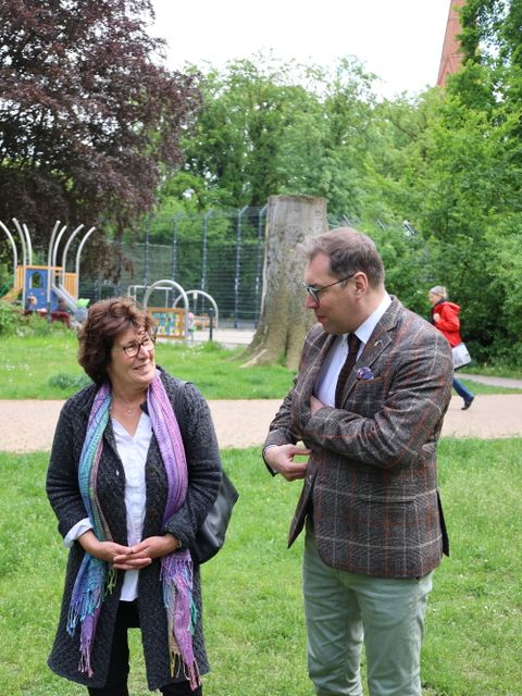 16. Mai 2023 im Charkiw-Park: Botschafter und Bezirksbürgermeisterin im Austausch