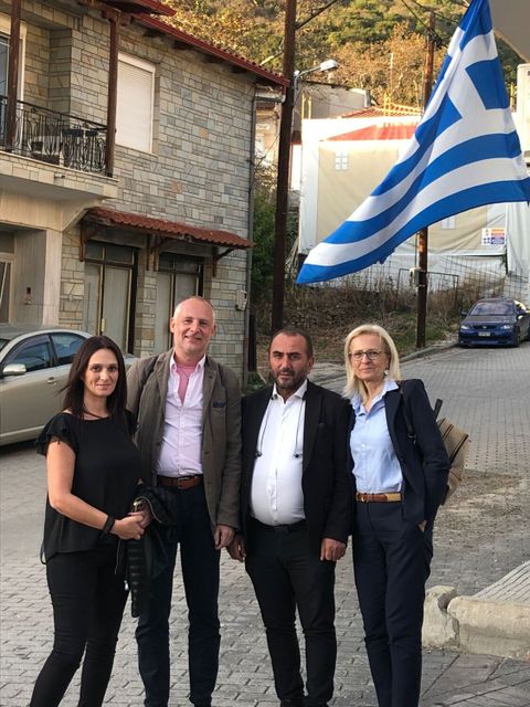 1. November 2023 in Sochos: Vizebürgermeister Nikolaos Anastasiadis (2.v.r.), Barbara Polychroni (Vorsitzende Freundschaftsverein Sochos, rechts), Maria Vassiliadou (DGV Thessaloniki, links), Christian Urlaub (Partnerschaftsbeauftragter Steglitz-Zehlendorf, 2.v.l.)