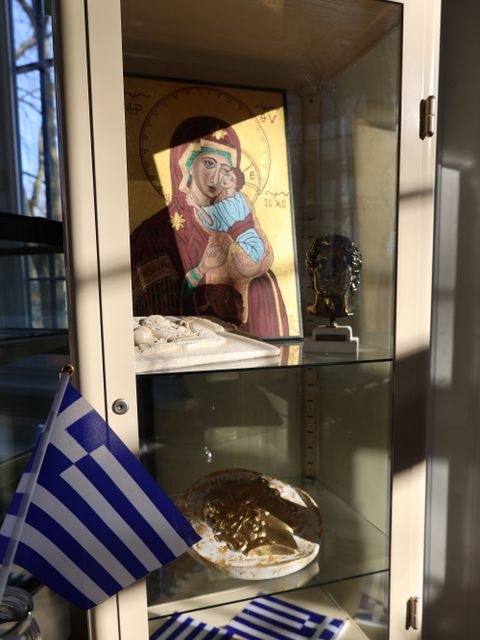 Reichlich mit griechischen Devotionalien aus der Partnerkommune Sochos-Langadas bestückt: Schauvitrine im Kommunikationszentrum Ostpreußendamm zum Jahresmotto 2025 "Vielfalt leben - Griechenland"