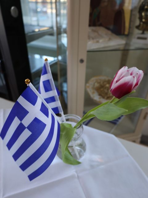 Rote Tulpen aus Athen sagen dir: "Komm recht bald wieder"