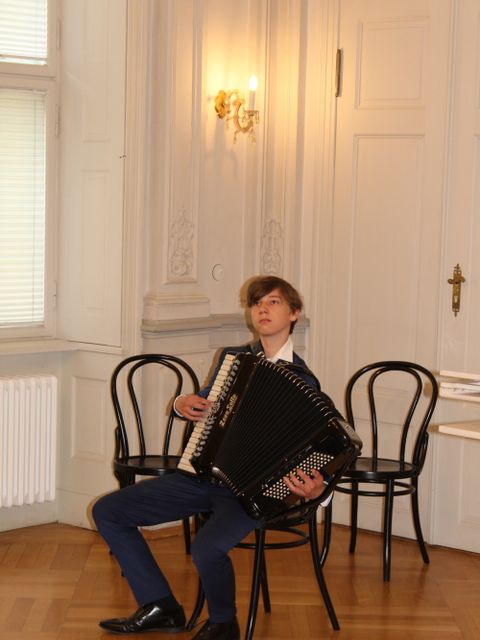 Hochkonzentriert und in Akkordeonklängen versunken: Schüler der Leo-Borchard-Musikschule