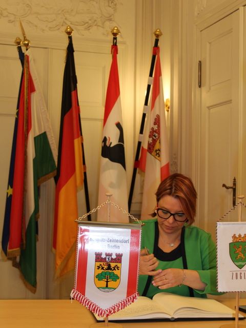 Hochkonzentriert bei der Arbeit: Zuglós Vizebezirksbürgermeisterin Kinisch trägt sich in Steglitz-Zehlendorfs Goldenes Buch ein
