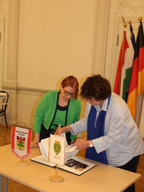 24. Mai 2025: Es ist alles gerichtet - Eintrag ins Goldene Buch des Bezirks Steglitz-Zehlendorf