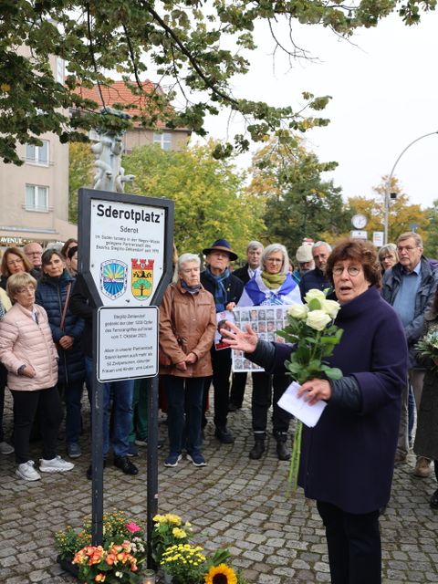 7. Oktober 2025: Bezirksbürgermeisterin Schellenberg legt weiße Rosen nieder
