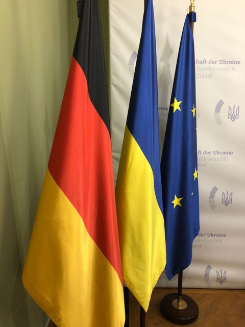 Botschaft der Ukraine: Die ukrainische Flagge enträchtig neben der Bundesflagge und der europäischen Flagge