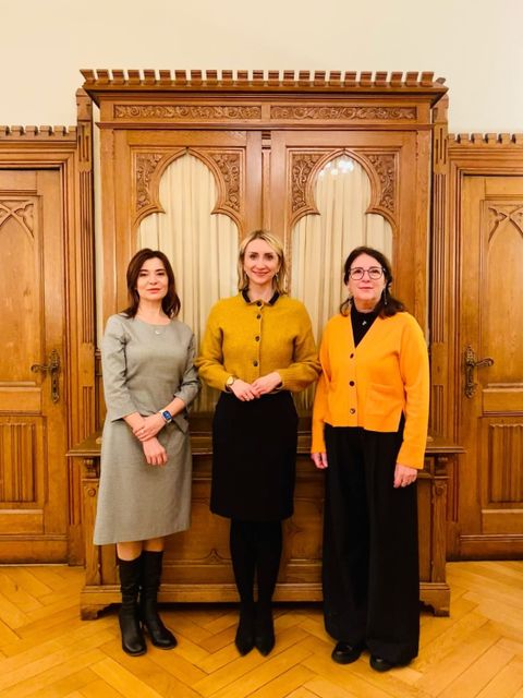 9. Dezember 2025: Honorarkonsulin Tetyana Gavrysh (Charkiw) stattet Bezirksstadträtin Malgorzata Sijbrandij (Mitte) einen Besuch ab. Rechts im Bild Olga Pischel, Vorstandsmitglied des Städtepartnerschaftsvereins Steglitz-Zehlendorf e.V.