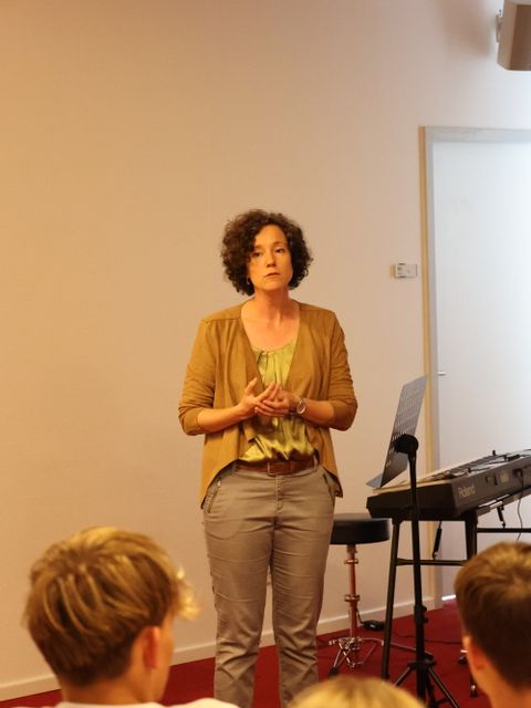 7. September 2023: Boglárka Cziglényi, stellv. Direktorin des Collegium Hungaricum Berlin, wendet sich in der Ingeborg-Drewitz-Bibliothek an die ungarische Schülergruppe