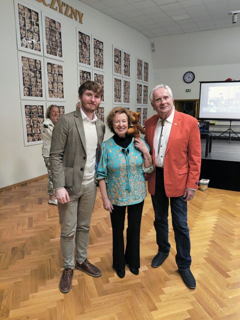 Ehepaar Danuta und Witold Danielewicz zusammen mit Sebastian Leskien (Vorsitzender des Städtepartnerschaftsvereins; links im Bild)