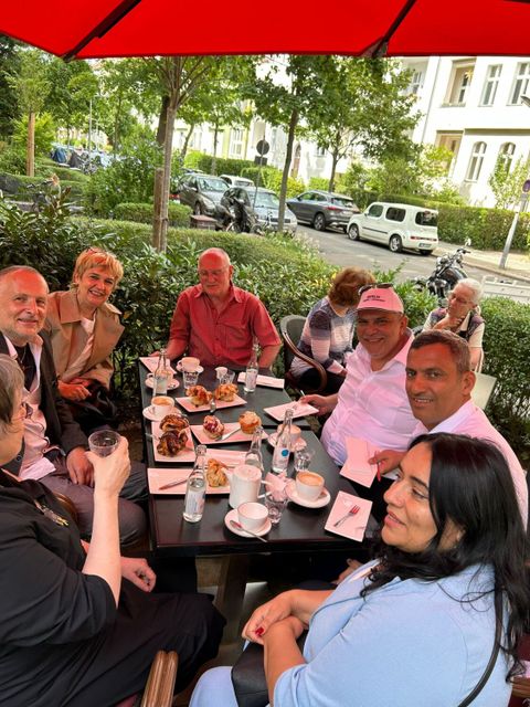 8. Juli 2025: Delegation aus Sderot stärkt sich im Garten des jüdischen Bäcker- und Konditorenmeisterbetriebs "Babka & Krantz" in Friedenau