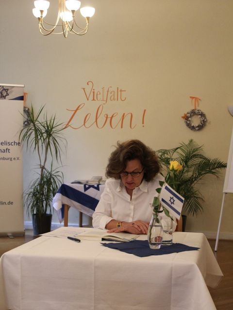 29. August 2023: Tief in die Lektüre versunken - Autorin Andrea v. Treuenfeld im Kommunikationszentrum am Ostpreußendamm