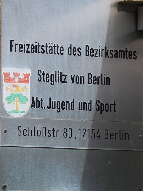 Das alte Schild des früheren Bezirksamtes Steglitz hängt noch: Verwaltungsgebäude der ehemaligen Kinder- und Jugendfreizeitstätte in Nentershausen