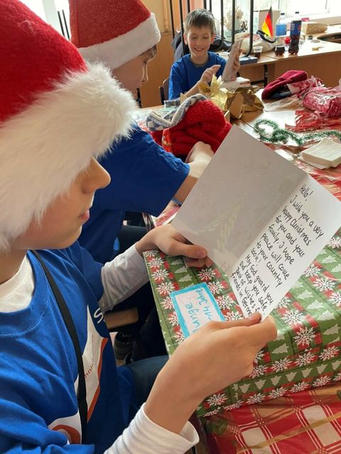 Schüler in Charkiw freuen sich über Weihnachtsgeschenke aus Steglitz-Zehlendorf