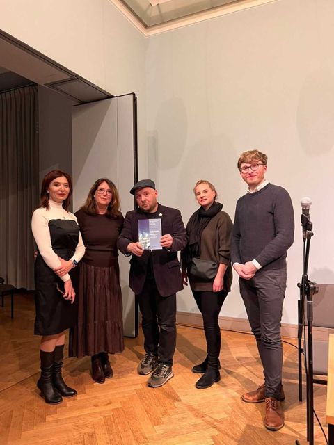8. Dezember 2025: Honorarkonsulin Tetyana Gavrysh (links im Bild) besucht die Schwartzsche Villa. In der Mitte der Künstler Yuriy Gurzhy, links daneben Olga Pischel (Vorstandsmitglied des Städtepartnerschaftsvereins). Rechts im Bild: Sebastian Leskien, Vorsitzender des Vereins
