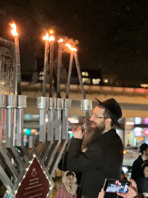 22. Dezember 2022: Chanukka-Lichterzünden auf dem Hermann-Ehlers-Platz Steglitz (im Bild: Rabbiner Shmuel Segal)