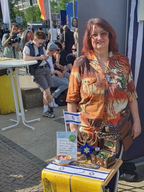 3. Mai 2024: Cornelia (Bracha) Wright vor ihrem Stand am Israeltag auf dem Wittenbergplatz