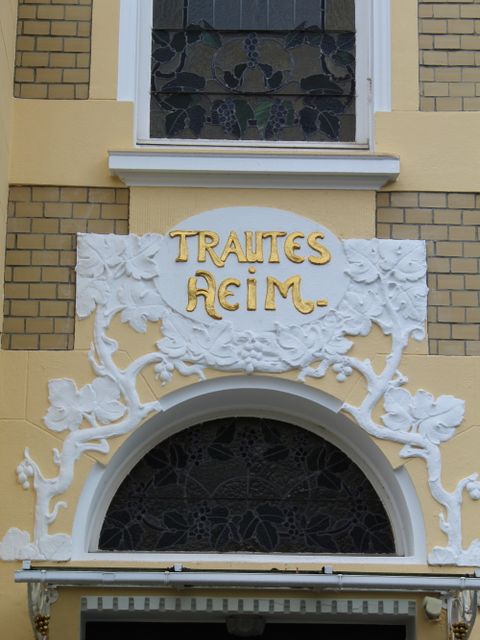 Trautes Heim, Glück allein - Barockes Detail im Villenviertel Bad Godesberg