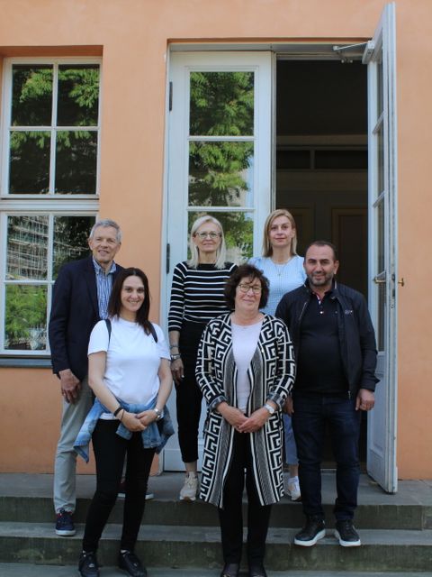 26. Mai 2023 vor dem Gutshaus Steglitz: Bezirksbürgermeisterin Schellenberg (vorne) mit der griechischen Delegation (ganz rechts Vizebürgermeister Anastasiadis) und Generalkonsul a.D. Stechel (ganz links)