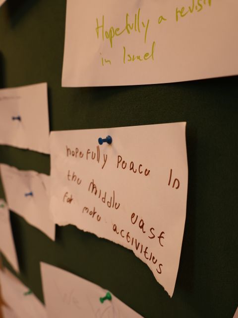 Ein Schüler drückt seine Friedenssehnsucht für den Nahen Osten aus