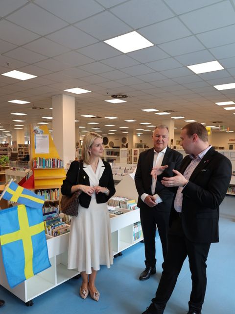 22. Mai 2026: Bezirksstadträtin Sijbrandij im Fachgespräch mit Ronnebys Bürgermeister Robertsson (Bild rechts) und Delegationsmitglied Tim Aulin