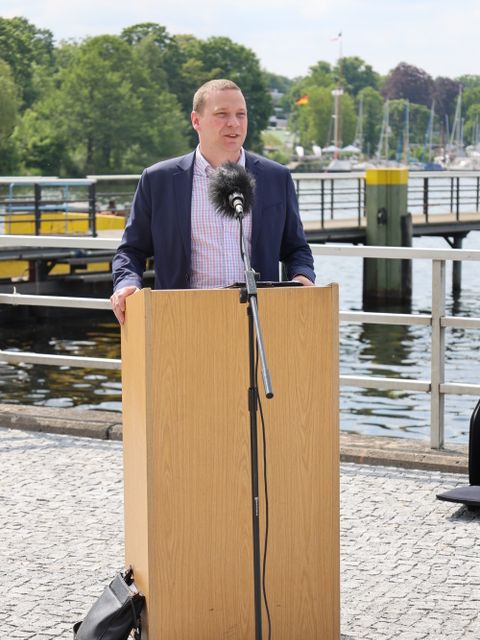 22. Mai 2026: Ronnebys Bürgermeister Ola Robertsson spricht ein Grußwort