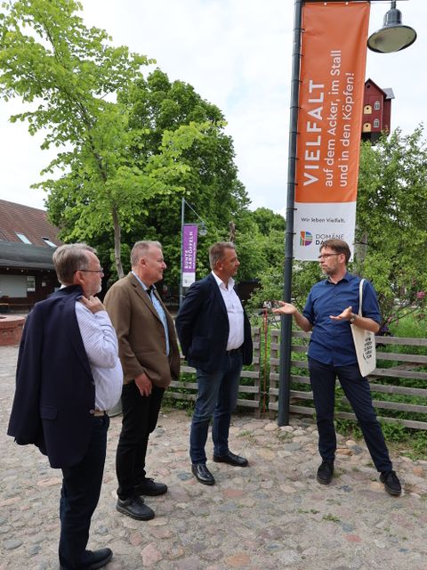 21. Mai 2026: Steffen Otte, Leiter der Domäne Dahlem (Bild rechts), zu Beginn der Führung mit Gästen aus Ronneby